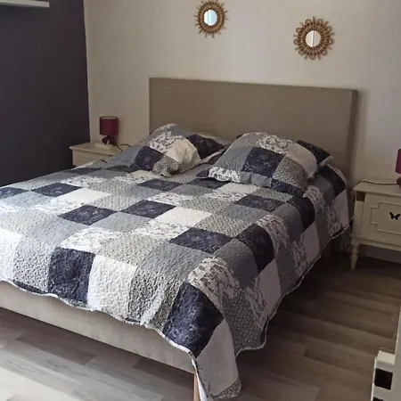 70 M With Garden And View Near Downtown Apartment
